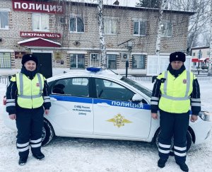 Сотрудники Госавтоинспекции Исаклинского района не дали замерзнуть семье на трассе